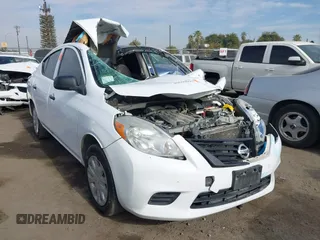 2014 Nissan Versa SV z VIN 3N1CN7AP2EL853385, wystawiony jako IAAI lot #40659093 z przebiegiem Nie podano mil oraz . Historia ofert i sprzedaży dostępna na DreamBid. Obrazek 1.