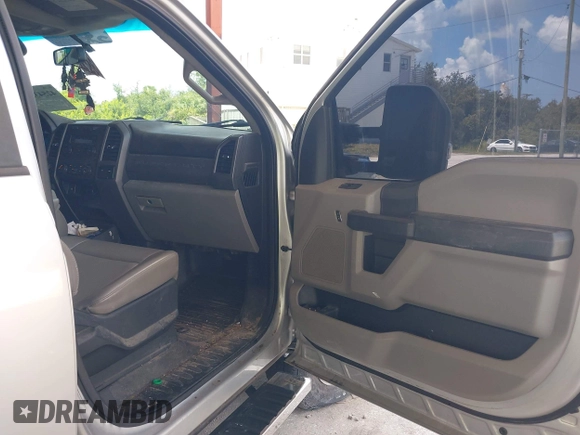 2019 Ford F-250 XL z VIN 1FT7W2BT7KED13259, wystawiony jako IAAI lot #42543359 z przebiegiem 136 511 mil mil oraz . Historia ofert i sprzedaży dostępna na DreamBid. Obrazek 5.