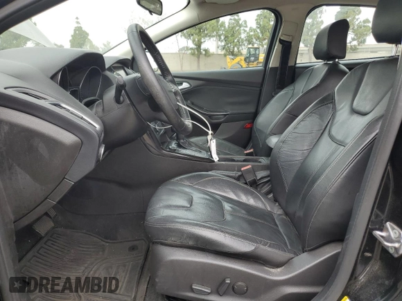 2015 Ford Focus Titanium z VIN 1FADP3N25FL324390, wystawiony jako Copart lot #59801805 z przebiegiem 97 615 mil mil oraz Szkoda całkowita • Salvage title. Historia ofert i sprzedaży dostępna na DreamBid. Obrazek 7.