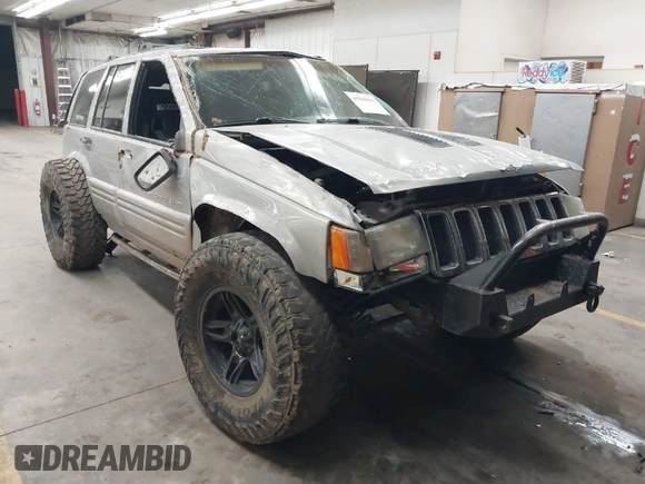 1998 Jeep Grand Cherokee Laredo with VIN 1J4GZ48Y9WC206957, listed as a IAAI auction lot 41848433 with 122,104 mi miles. Bid and sale history available at carsss.com. Image 1.