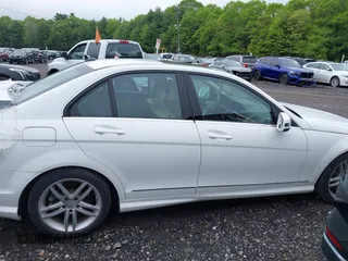 2014 Mercedes-Benz C 300 Sport z VIN WDDGF8AB4ER324282, wystawiony jako IAAI lot #42241383 z przebiegiem 91 912 mil mil oraz . Historia ofert i sprzedaży dostępna na DreamBid. Obrazek 13.