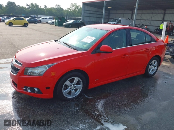 2014 Chevrolet Cruze 1LT z VIN 1G1PC5SBXE7468987, wystawiony jako IAAI lot #42391846 z przebiegiem 184 102 mil mil oraz . Historia ofert i sprzedaży dostępna na DreamBid. Obrazek 2.
