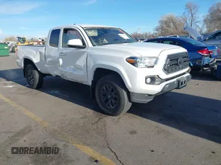 2021 Toyota Tacoma SR z VIN 3TYSZ5ANXMT010581, wystawiony jako IAAI lot #41933103 z przebiegiem 102 828 mil mil oraz . Historia ofert i sprzedaży dostępna na DreamBid. Obrazek 1.