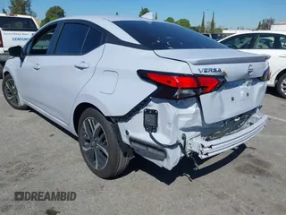 2024 Nissan Versa SR z VIN 3N1CN8FV4RL924718, wystawiony jako IAAI lot #41838456 z przebiegiem 3 698 mil mil oraz . Historia ofert i sprzedaży dostępna na DreamBid. Obrazek 3.