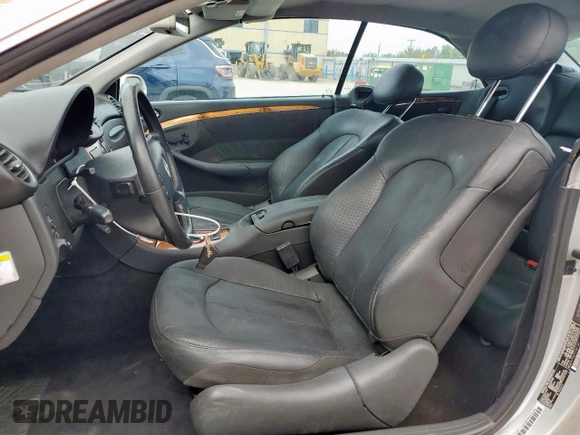 2005 Mercedes-Benz CLK 500 z VIN WDBTK75G75T041381, wystawiony jako Copart lot #63317915 z przebiegiem 85 750 mil mil oraz Szkoda całkowita • Salvage title. Historia ofert i sprzedaży dostępna na DreamBid. Obrazek 7.