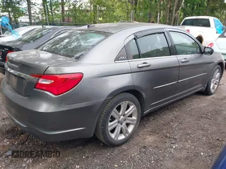2013 Chrysler 200 Touring z VIN 1C3CCBBB5DN714654, wystawiony jako IAAI lot #42409300 z przebiegiem 177 498 mil mil oraz . Historia ofert i sprzedaży dostępna na DreamBid. Obrazek 4.