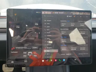 2024 Tesla Model 3 z VIN 5YJ3E1EAXRF741132, wystawiony jako Copart lot #47823795 z przebiegiem 25 183 mil mil oraz Szkody całkowita. Historia ofert i sprzedaży dostępna na DreamBid. Obrazek 9.