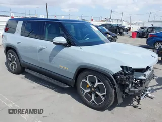 2023 Rivian R1S Adventure z VIN 7PDSGABA5PN026812, wystawiony jako IAAI lot #42234410 z przebiegiem 9781 mil mil oraz . Historia ofert i sprzedaży dostępna na DreamBid. Obrazek 1.