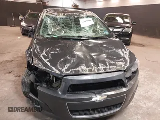 2015 Chevrolet Sonic LT z VIN 1G1JC5SH2F4197954, wystawiony jako IAAI lot #42365998 z przebiegiem 112 381 mil mil oraz . Historia ofert i sprzedaży dostępna na DreamBid. Obrazek 6.