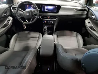 2024 Buick Encore GX Preferred z VIN KL4AMCSL0RB082602, wystawiony jako Copart lot #57526715 z przebiegiem 5 551 mil mil oraz Szkoda całkowita • Salvage title. Historia ofert i sprzedaży dostępna na DreamBid. Obrazek 8.