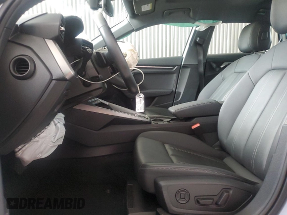 2024 Audi A3 Premium z VIN WAUAUDGY2RA127557, wystawiony jako Copart lot #58738645 z przebiegiem 18 581 mil mil oraz Tytuł czysty. Historia ofert i sprzedaży dostępna na DreamBid. Obrazek 7.