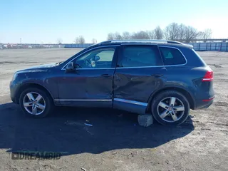 2013 Volkswagen Touareg Exec z VIN WVGEF9BP9DD011799, wystawiony jako IAAI lot #41615162 z przebiegiem 137 054 mil mil oraz . Historia ofert i sprzedaży dostępna na DreamBid. Obrazek 14.