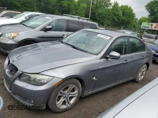 2009 BMW 3 Series 328i xDrive z VIN WBAPK73599A451263, wystawiony jako Copart lot #57241885 z przebiegiem 110 957 mil mil oraz Szkoda całkowita • Salvage title. Historia ofert i sprzedaży dostępna na DreamBid. Obrazek 1.