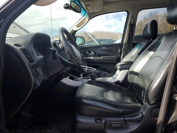 2005 Mercury Mariner Luxury z VIN 4M2CU57155DJ10663, wystawiony jako Copart lot #49102695 z przebiegiem 122 025 mil mil oraz Nie do naprawy. Historia ofert i sprzedaży dostępna na DreamBid. Obrazek 7.