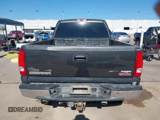 2003 GMC Sierra 1500HD SLE z VIN 1GTGC13U53F203980, wystawiony jako IAAI lot #41206524 z przebiegiem 309 414 mil mil oraz . Historia ofert i sprzedaży dostępna na DreamBid. Obrazek 17.