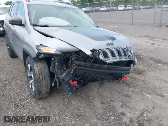 2017 Jeep Cherokee Trailhawk z VIN 1C4PJMBB8HW565462, wystawiony jako IAAI lot #42696507 z przebiegiem 114 819 mil mil oraz . Historia ofert i sprzedaży dostępna na DreamBid. Obrazek 6.