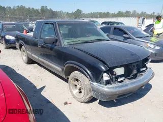 2002 Chevrolet S-10 LS with VIN 1GCCS19W528218430, listed as a IAAI auction lot 41599415 with Not Provided miles. Bid and sale history available at carsss.com. Image 1.