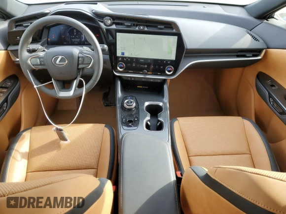 2024 Lexus RZ 450e Premium z VIN JTJAAAAB8RA023618, wystawiony jako Copart lot #43230375 z przebiegiem 8307 mil mil oraz Szkody całkowita. Historia ofert i sprzedaży dostępna na DreamBid. Obrazek 8.