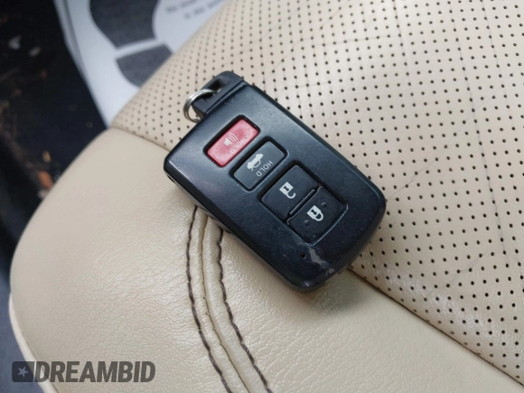 2013 Toyota Avalon XLE z VIN 4T1BK1EBXDU028546, wystawiony jako IAAI lot #42352506 z przebiegiem 144 139 mil mil oraz . Historia ofert i sprzedaży dostępna na DreamBid. Obrazek 11.