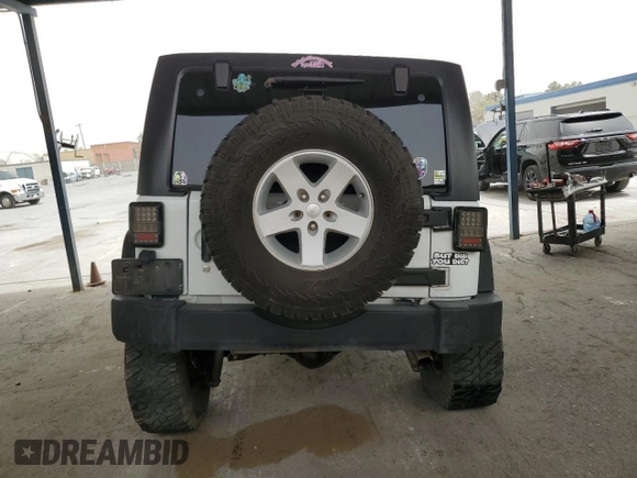 2013 Jeep Wrangler Unlimited Sport z VIN 1C4BJWDG8DL513680, wystawiony jako Copart lot #53805485 z przebiegiem 135 676 mil mil oraz Szkoda całkowita • Salvage title. Historia ofert i sprzedaży dostępna na DreamBid. Obrazek 6.