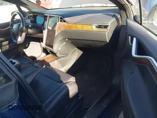 2017 Tesla Model X 90D z VIN 5YJXCBE21HF076514, wystawiony jako IAAI lot #41559020 z przebiegiem 108 573 mil mil oraz . Historia ofert i sprzedaży dostępna na DreamBid. Obrazek 5.