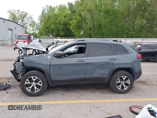 2015 Jeep Cherokee Trailhawk z VIN 1C4PJMBB9FW676566, wystawiony jako IAAI lot #42303335 z przebiegiem 123 026 mil mil oraz . Historia ofert i sprzedaży dostępna na DreamBid. Obrazek 14.