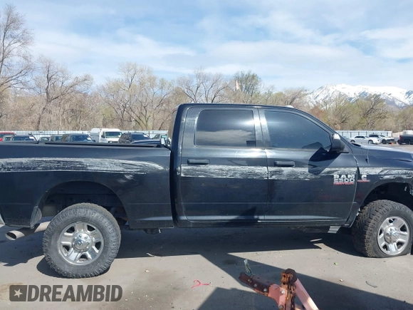 2018 Ram 2500 Tradesman z VIN 3C6UR5CL5JG359438, wystawiony jako IAAI lot #39767267 z przebiegiem 148 103 mil mil oraz . Historia ofert i sprzedaży dostępna na DreamBid. Obrazek 13.
