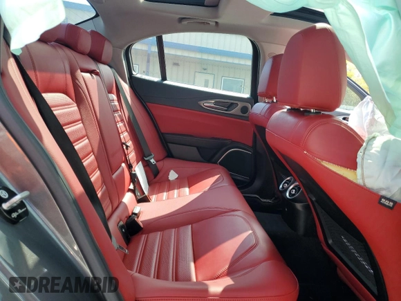 2018 Alfa Romeo Giulia Ti Sport z VIN ZARFAECN3J7576014, wystawiony jako Copart lot #52408195 z przebiegiem Nie podano mil oraz Szkody całkowita. Historia ofert i sprzedaży dostępna na DreamBid. Obrazek 10.