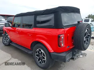 2022 Ford Bronco z VIN 1FMDE5DH7NLA98557, wystawiony jako IAAI lot #41746093 z przebiegiem 61 718 mil mil oraz . Historia ofert i sprzedaży dostępna na DreamBid. Obrazek 3.