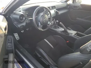 2023 Toyota 86 Premium z VIN JF1ZNBE11P9750749, wystawiony jako Copart lot #47240095 z przebiegiem 17 985 mil mil oraz Tytuł czysty. Historia ofert i sprzedaży dostępna na DreamBid. Obrazek 8.