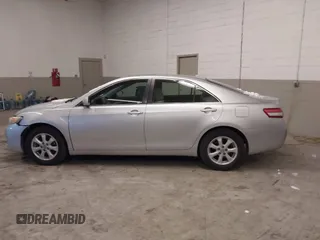 2010 Toyota Camry z VIN 4T4BF3EK4AR021612, wystawiony jako IAAI lot #41308791 z przebiegiem 329 133 mil mil oraz . Historia ofert i sprzedaży dostępna na DreamBid. Obrazek 14.