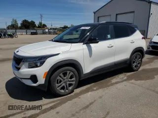 2021 Kia Seltos S z VIN KNDEU2AA5M7075898, wystawiony jako Copart lot #57243215 z przebiegiem 48 361 mil mil oraz Szkoda całkowita • Salvage title. Historia ofert i sprzedaży dostępna na DreamBid. Obrazek 1.