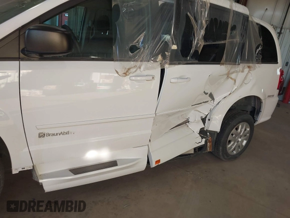 2017 Dodge Grand Caravan SE z VIN 2C4RDGBG6HR848612, wystawiony jako IAAI lot #38453498 z przebiegiem 56 964 mil mil oraz . Historia ofert i sprzedaży dostępna na DreamBid. Obrazek 6.