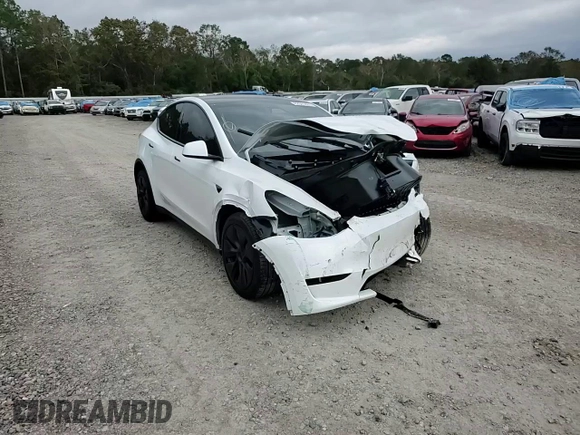 2025 Tesla Model Y Long Range with VIN 7SAYGDED3SA339079, listed as a Copart auction lot 82041424 with 1,793 mi miles and Salvage Title. Bid and sale history available at DreamBid. Image 10.