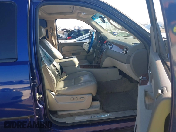 2010 Chevrolet Tahoe LTZ z VIN 1GNUCCE08AR266535, wystawiony jako IAAI lot #41154068 z przebiegiem 212 010 mil mil oraz . Historia ofert i sprzedaży dostępna na DreamBid. Obrazek 5.