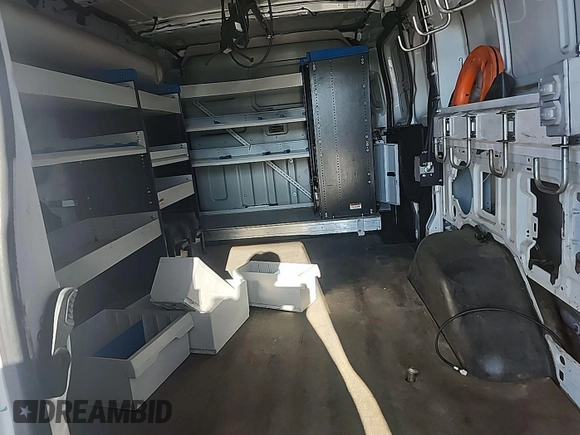 2015 Ford Transit Cargo z VIN 1FTNR1ZM8FKA45398, wystawiony jako IAAI lot #42521006 z przebiegiem 111 526 mil mil oraz . Historia ofert i sprzedaży dostępna na DreamBid. Obrazek 32.
