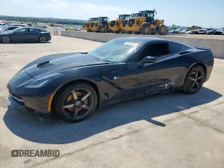 2015 Chevrolet Corvette 2LT z VIN 1G1YD2D79F5118921, wystawiony jako Copart lot #56509735 z przebiegiem 31 227 mil mil oraz Szkoda całkowita • Salvage title. Historia ofert i sprzedaży dostępna na DreamBid. Obrazek 1.