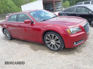 2013 Chrysler 300 S z VIN 2C3CCABG2DH557843, wystawiony jako IAAI lot #41946471 z przebiegiem 126 716 mil mil oraz . Historia ofert i sprzedaży dostępna na DreamBid. Obrazek 1.