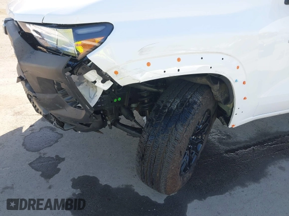 2024 Chevrolet Colorado 4WD Trail Boss z VIN 1GCPTEEK5R1117187, wystawiony jako IAAI lot #42355825 z przebiegiem 10 837 mil mil oraz . Historia ofert i sprzedaży dostępna na DreamBid. Obrazek 6.