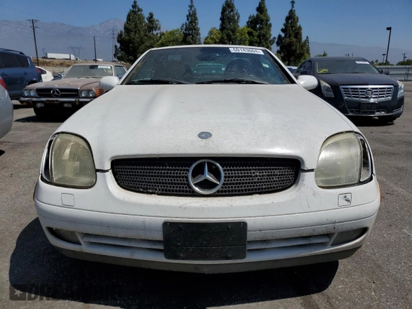 2000 Mercedes-Benz SLK-Class Kompressor with VIN WDBKK47F3YF152074, listed as a Copart auction lot 60143604 with 155,610 mi miles and Clean Title. Bid and sale history available at carsss.com. Image 5.