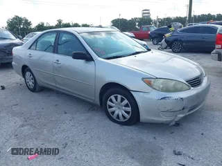 2005 Toyota Camry STD z VIN 4T1BE32K95U381773, wystawiony jako IAAI lot #42221291 z przebiegiem 93 224 mil mil oraz . Historia ofert i sprzedaży dostępna na DreamBid. Obrazek 1.