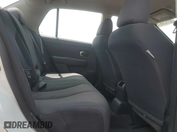 2008 Nissan Versa S z VIN 3N1BC11E18L395470, wystawiony jako Copart lot #58639875 z przebiegiem 194 493 mil mil oraz Czysty tytuł • Clean title. Historia ofert i sprzedaży dostępna na DreamBid. Obrazek 10.