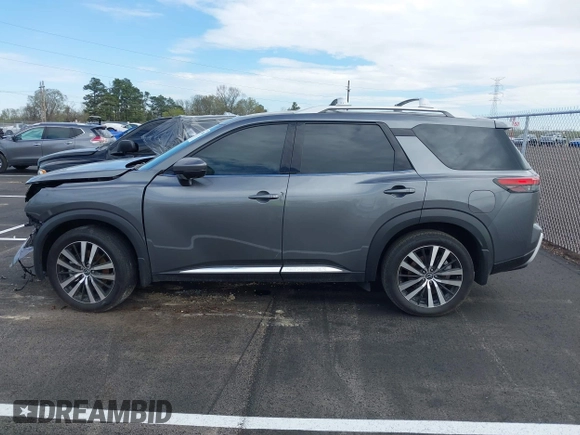 2024 Nissan Pathfinder Platinum z VIN 5N1DR3DH5RC249989, wystawiony jako IAAI lot #41875666 z przebiegiem 4 218 mil mil oraz . Historia ofert i sprzedaży dostępna na DreamBid. Obrazek 14.