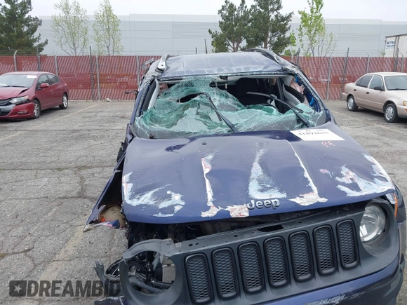 2018 Jeep Renegade Latitude with VIN ZACCJABB5JPJ07925, listed as a IAAI auction lot 41892633 with 141,975 mi miles and . Bid and sale history available at carsss.com. Image 6.