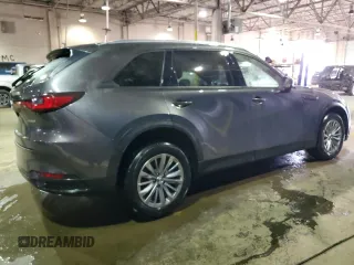 2024 Mazda CX-90 Preferred Plus z VIN JM3KKCHD5R1150177, wystawiony jako Copart lot #52747855 z przebiegiem 35 995 mil mil oraz Nie do naprawy. Historia ofert i sprzedaży dostępna na DreamBid. Obrazek 3.