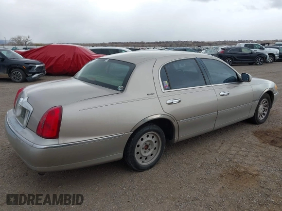 1999 Lincoln Town Car Signature z VIN 1LNHM82W0XY646721, wystawiony jako IAAI lot #41809618 z przebiegiem 173 119 mil mil oraz . Historia ofert i sprzedaży dostępna na DreamBid. Obrazek 4.