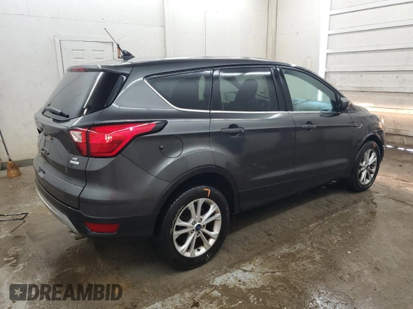 2019 Ford Escape SE z VIN 1FMCU0GD5KUC49556, wystawiony jako Copart lot #57911145 z przebiegiem 89 152 mil mil oraz Czysty tytuł • Clean title. Historia ofert i sprzedaży dostępna na DreamBid. Obrazek 3.