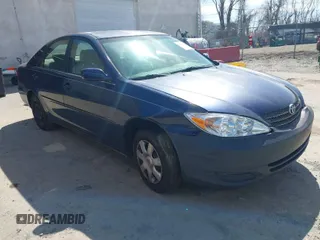 2002 Toyota Camry LE z VIN JTDBE32KX20111362, wystawiony jako IAAI lot #41820475 z przebiegiem 270 091 mil mil oraz . Historia ofert i sprzedaży dostępna na DreamBid. Obrazek 1.