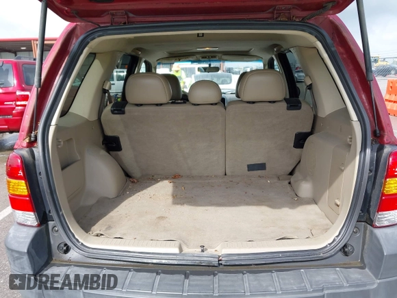 2006 Ford Escape XLT z VIN 1FMYU93166KA44836, wystawiony jako IAAI lot #42104051 z przebiegiem 176 367 mil mil oraz . Historia ofert i sprzedaży dostępna na DreamBid. Obrazek 17.
