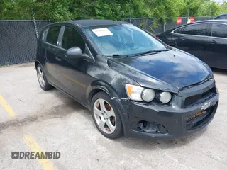 2015 Chevrolet Sonic LTZ z VIN 1G1JE6SB4F4125150, wystawiony jako IAAI lot #42317186 z przebiegiem 187 155 mil mil oraz . Historia ofert i sprzedaży dostępna na DreamBid. Obrazek 1.